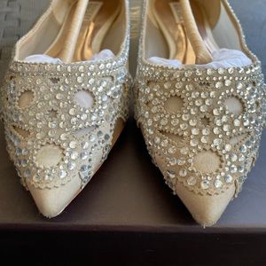 Womens Badgley Mischka crystal wedding flats in a creamy ivory in an 8 W.